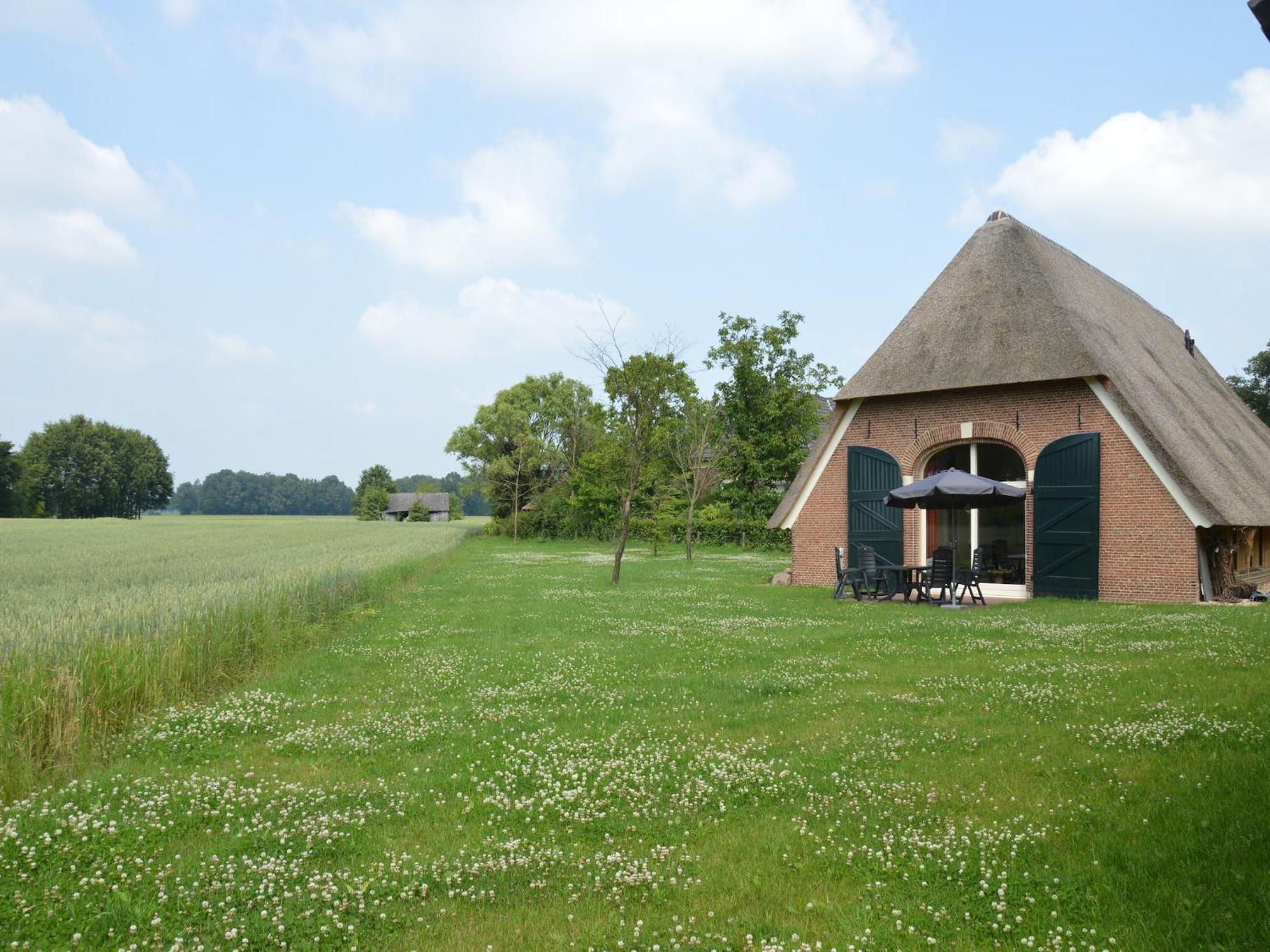 Quaint Farmhouse In Geesteren With Meadow View Luaran gambar