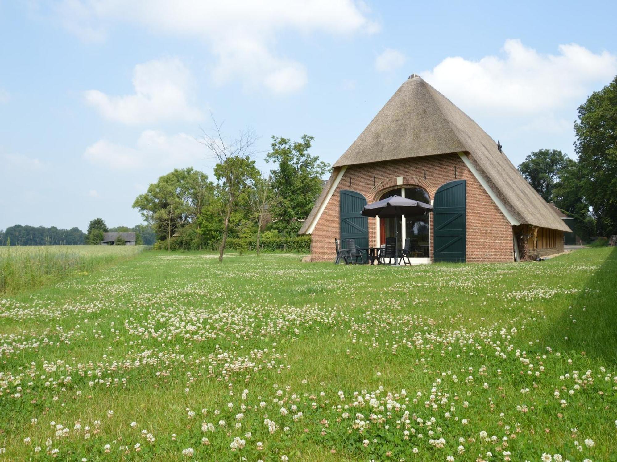 Quaint Farmhouse In Geesteren With Meadow View Luaran gambar